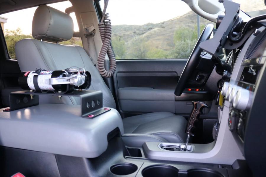 Интерьер Toyota Tundra CrewMax 4x4 Zombie Apocalypse 2013 года  (фото 266 из 461)